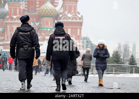 Deux policiers russes marchant sur la place Rouge en arrière-plan de la cathédrale St Basile et de la foule de personnes, patrouille de rue. Organismes d'application de la loi Banque D'Images