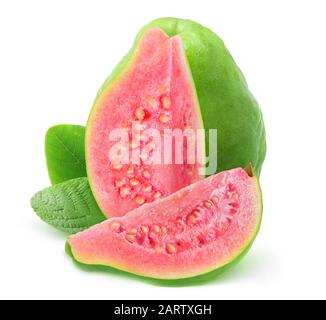 Goyave isolé. Un fruit de goyave vert rose charnu avec coupe et feuilles isolées sur fond blanc avec chemin de découpe Banque D'Images