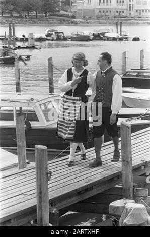 Finlande Volksdansgroep Lake district Date: 5 juillet 1967 lieu: Finlande mots clés: Ports, costumes traditionnels, danses folkloriques, danses folkloriques Banque D'Images