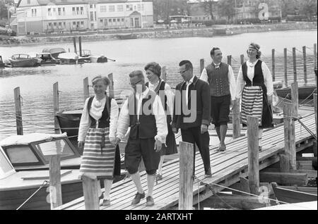 Finlande Volksdansgroep Lake district Date: 5 juillet 1967 lieu: Finlande mots clés: Ports, costumes traditionnels, danses folkloriques, danses folkloriques Banque D'Images