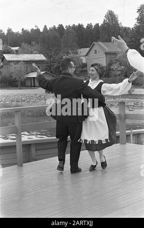 Finlande Volksdansgroep Lake district Date: 5 juillet 1967 lieu: Finlande mots clés: Ports, costumes traditionnels, danses folkloriques, danses folkloriques Banque D'Images