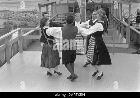 Finlande Volksdansgroep Lake district Date: 5 juillet 1967 lieu: Finlande mots clés: Ports, costumes traditionnels, danses folkloriques, danses folkloriques Banque D'Images