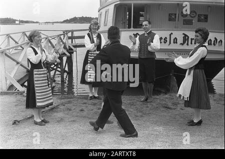 Finlande Volksdansgroep Lake district Date: 5 juillet 1967 lieu: Finlande mots clés: Ports, costumes traditionnels, danses folkloriques, danses folkloriques Banque D'Images