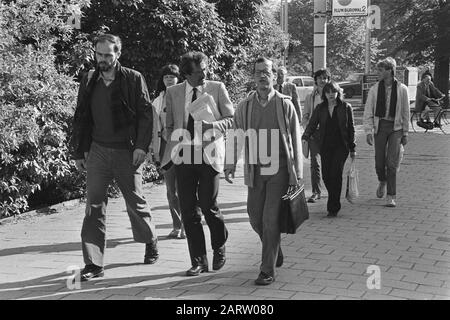 Frappant HTM à la Haye continue, marchant les gens à travers La Haye et de l'autre côté du tramway Date: 18 mai 1981 lieu: La Haye, Zuid-Holland mots clés: Grèves Nom personnel: Htm Banque D'Images