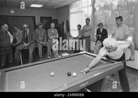 Strike HTM in The Hague continue, billard chauffeurs de bus dans la cantine d'un garage de bus à la Haye Date: 18 mai 1981 lieu: La Haye, Zuid-Holland mots clés: CHAUFFEURS de bus, Grèves , cantines Banque D'Images