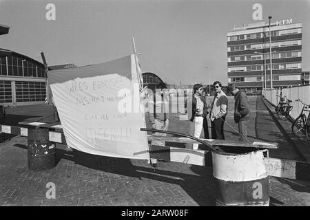 Frappant HTM à la Haye continue, frappant les chauffeurs de bus à la bannière pour les garages de bus Date: 18 mai 1981 lieu: La Haye, Zuid-Holland mots clés: CONDUCTEURS de bus, Grèves, bannières Banque D'Images