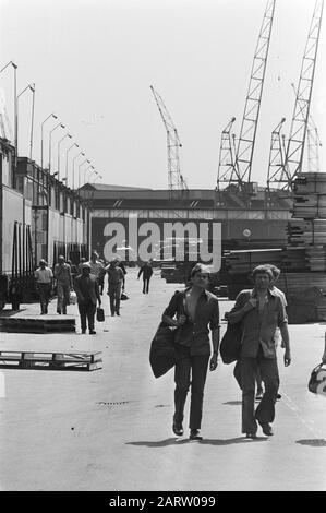 Grève à Port d'Amsterdam, les employés quittent l'entreprise Date : 1er juillet 1976 mots clés : grèves, ports Banque D'Images