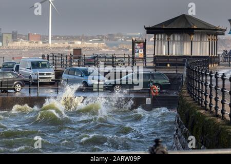 Vents violents et eaux saccadées sur le lac Marine, New Brighton, Wirral Banque D'Images