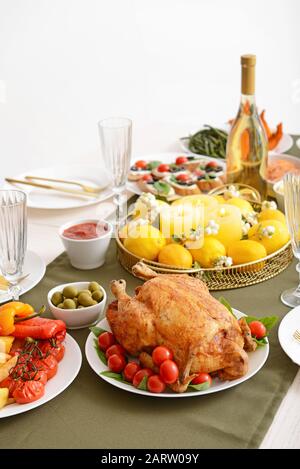 De nombreux plats sont servis sur la table pour un grand dîner en famille Banque D'Images