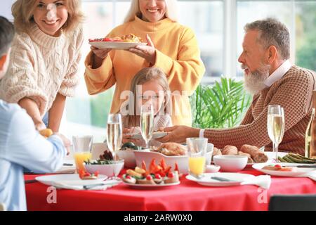 Grande famille ayant dîner à la maison Banque D'Images