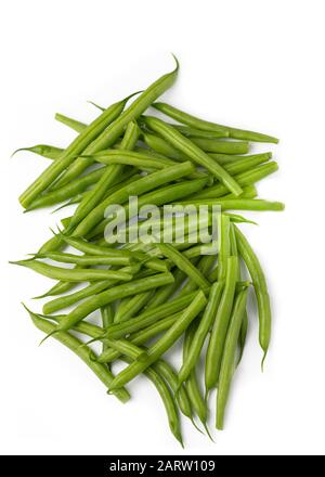 image verticale de haricots verts fraîchement lavés isolés sur un fond blanc Banque D'Images