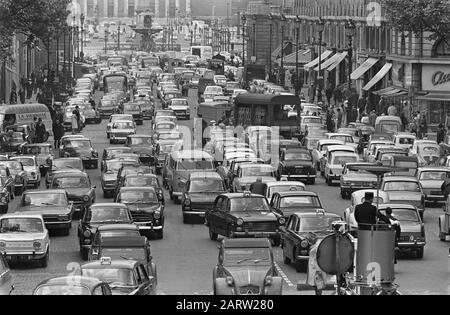 Grèves en France. Trafic sur la rue Royale à Paris Date: 21 mai 1968 lieu: France, Paris mots clés: STRAKS, TRAFIC Banque D'Images