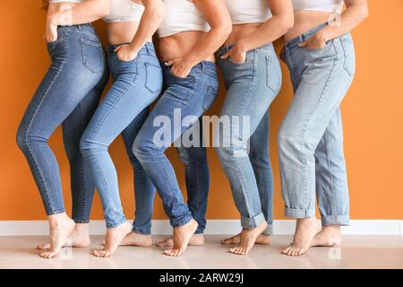 Groupe de femmes positives du corps près de la paroi de couleur Banque D'Images