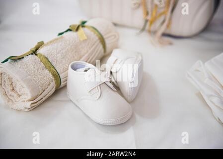 Chaussures de baptême blanches pour nouveau-né et serviette douce pour le baptême Banque D'Images