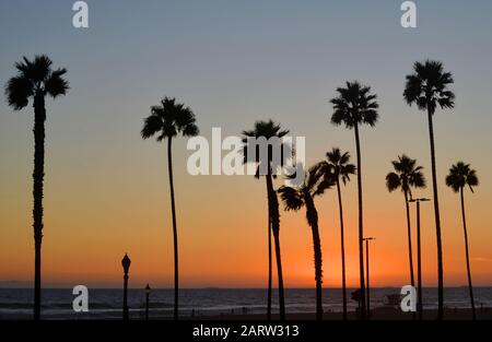 Coucher de soleil panoramique à Huntington Beach Californie Banque D'Images