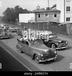 Congrès Pioneer à Nachod, République tchèque (ex-Tchécoslovaquie), mai 1959. Défilé historique de voitures avec filles et garçons en uniformes sur la route de la ville. Banque D'Images