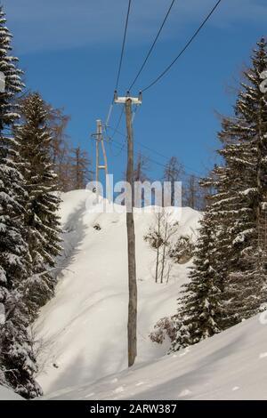 Câbles électriques couverts de neige, près de Komna Banque D'Images