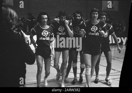 Semi-finale Europaup volley à Rijswijk: Starlift Blockkeer contre AZS Olsztyn (Pologne) Starlift Block joueurs après la fin Date: 9 février 1974 lieu: Rijswijk, Zuid-Holland mots clés: Sport, volley Nom de l'institution: Europaup, Starlift/Block Banque D'Images