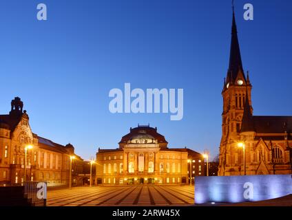 Chemnitz, Allemagne, Theaterplatz (place du Théâtre) au centre-ville avec bâtiments historiques, Opéra, Eglise et Musée Banque D'Images