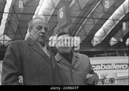 Commencez pour la formation Six Jours en RAI. Kurt Vyth (à gauche) avec M. Steenbergen (KNWU) Date: 5 décembre 1967 lieu: Amsterdam, Noord-Holland mots clés: Sport, cyclisme Nom personnel: Vyth, Kurt Nom de l'institution: Six jours Banque D'Images