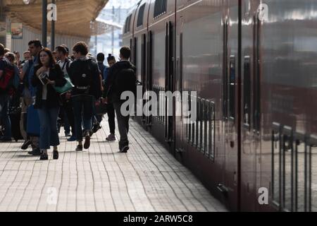 2 Juillet 2019 Moscou, Russie. Passagers sur la plate-forme de la gare de Kiev à Moscou avant le départ du train. Banque D'Images