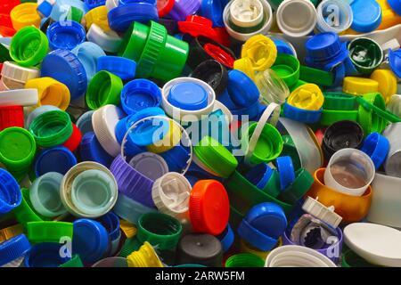 Photo macro. Différents bouchons colorés des bouteilles, grande matière première pour le recyclage. Banque D'Images