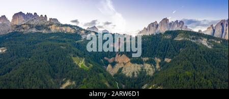 Vue panoramique aérienne du groupe Rosengarten, Alpes, Dolomites, Alto Adige, Italie Banque D'Images