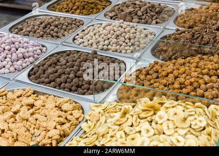 Vue sur les Casseroles à feuilles avec Noix, marché dans Alc dia, Majorque, Sur le marché sont des variétés de noix dans les bananes azure séchées. Banque D'Images