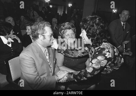 Stichting Conamus attribue des harps dorés, v.l.n.n. Johnny Jordaan, Aunt Leen et Singer sans nom Date: 13 novembre 1972 mots clés: Prix Nom personnel: Conamus, Johnny Jordaan, Aunt Leen, Singer sans nom Banque D'Images