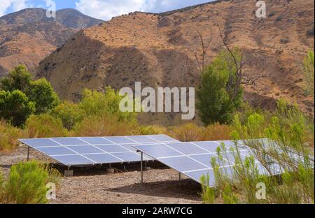 Panneaux solaires dans l'oasis du désert californien près de la réserve de Whitewater dans le désert de mojave Banque D'Images