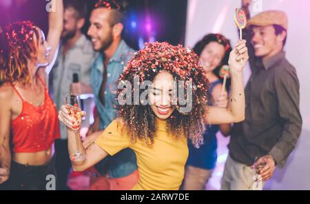 Joyeux amis qui font la fête boire du champagne à la discothèque - les jeunes du groupe s'amusent à célébrer ensemble les vacances de la nouvelle année au club de discothèque Banque D'Images