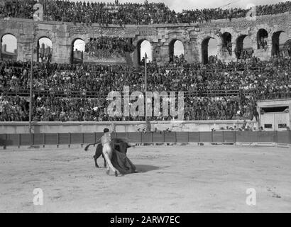 Taureaux dans l'arène de Nîmes Bullafighter exécute la 'estocade', poignant le taureau avec une épée légèrement incurvée Date: 1 septembre 1935 lieu: France, Nîmes mots clés: Arena s, publics, taureaux, taureaux, bagarres, stands Banque D'Images