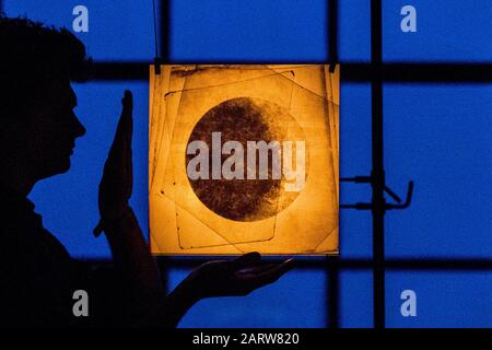 L'artiste James Russell de JAMESPLUMB se tient à côté d'un instrument optique avec une projection de lumière à travers le verre qui crée des silhouettes qui évoquent la surface lunaire, au temple de Mussenden près de Castlerock dans le comté de Londonderry, où lui et Hannah Plumb présenteront Silent Light, La toute première installation légère et l'expérience du ciel sombre, du 9 au 23 février 2020, en collaboration avec la National Trust. Banque D'Images