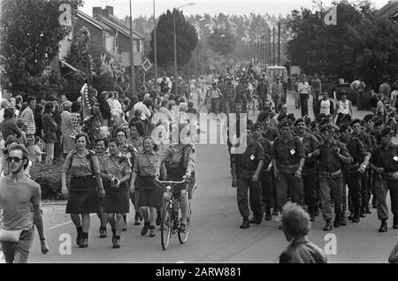 Les 59ème Quatre Jours de Nimègue en 1975 les randonneurs Corte de l'armée sur le chemin de Valbrug Date: 15 juillet 1975 lieu: Gueldre, Valbrug mots clés: Forces armées, soldats, parades, arbres, randonneurs, randonnée pédestre Banque D'Images