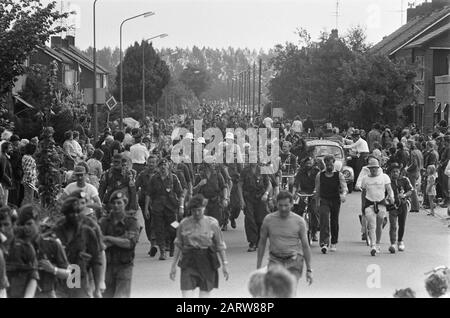 Les 59ème Quatre Jours de Nimègue en 1975 Contete soldats sur le chemin Date: 15 juillet 1975 lieu: Gueldre mots clés: Forces armées, soldats, visites, randonneurs, randonnée pédestre Banque D'Images