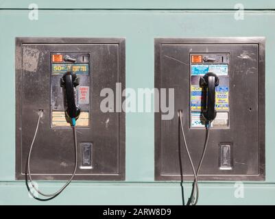 Charlotte, NC, USA-26 JAN 2020: Deux téléphones payants montés côte à côte . Banque D'Images