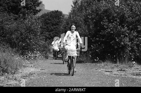 Années 1970, historique, mère et ses enfants lors d'une promenade en vélo en famille en journée sur un sentier à travers une région boisée, Angleterre, Royaume-Uni. Banque D'Images