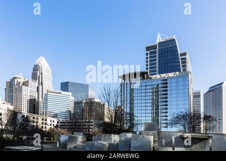 Charlotte, Caroline du Nord, États-Unis-26 JANVIER 2020 : les gratte-ciel de Charlotte depuis Bearden Park en hiver, comprennent la tour d'entreprise Bank of America et la tour Barings. Banque D'Images