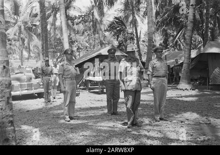 Visite du général britannique Montagu Stopford aux stands U-Brigade Stopford en position, le colonel droit Sluyter, commandant U-brigade, a laissé une date majeure: Novembre 1946 lieu: Batavia, Indonésie, Jakarta, Pays-Bas East Indies Banque D'Images