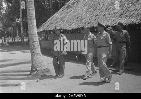 Visite du général britannique Montagu Stopford à la U-Brigade Stopford quitte une grande hutte indigène en compagnie d'un major et Colonel Sluyter Date: Novembre 1946 lieu: Batavia, Indonésie, Jakarta, Pays-Bas East Indies Banque D'Images