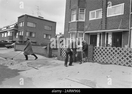 Tempête sur la côte, les résidents balaient le sable au large de leur trottoir Date : 15 novembre 1977 mots clés : résidents, trottoirs, tempêtes, plages Banque D'Images