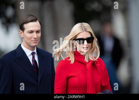 Washington, États-Unis. 29 janvier 2020. Le conseiller principal et gendre du président américain Donald Trump Jared Kushner (L) et la fille de Trump Ivanka Trump participent à une cérémonie de signature de l'Accord États-Unis-Mexique-Canada (USMCA) à la Maison Blanche à Washington, DC, aux États-Unis, le 29 janvier 2020. Le président américain Donald Trump a signé mercredi l'Accord États-Unis-Mexique-Canada (USMCA) révisé lors d'une cérémonie en plein air à la pelouse sud de la Maison Blanche. Crédit: Liu Jie/Xinhua/Alay Live News Banque D'Images