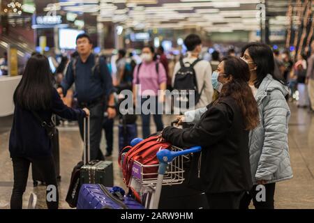 On voit des gens porter des masques de protection lorsqu'ils marchent autour de l'aéroport de Changi à Singapour.Beaucoup de gens ont commencé à porter des masques de protection dans de nombreux endroits du monde en raison de la peur de l'éclosion de coronovirus Wuhan. Dix personnes ont été testées positives pour le coronavirus de Wuhan à Singapour le 29 janvier 2020, comme l'a indiqué le Ministère de la santé du pays. Banque D'Images