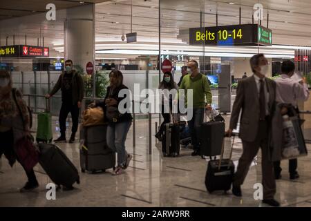 On voit des gens porter des masques de protection lorsqu'ils marchent autour de l'aéroport de Changi à Singapour.Beaucoup de gens ont commencé à porter des masques de protection dans de nombreux endroits du monde en raison de la peur de l'éclosion de coronovirus Wuhan. Dix personnes ont été testées positives pour le coronavirus de Wuhan à Singapour le 29 janvier 2020, comme l'a indiqué le Ministère de la santé du pays. Banque D'Images