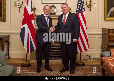 Le secrétaire d'État américain Dominic Raab rencontre le secrétaire d'État américain Mike Pompeo à la résidence du secrétaire aux Affaires étrangères de Londres le premier jour de sa visite au Royaume-Uni. Banque D'Images