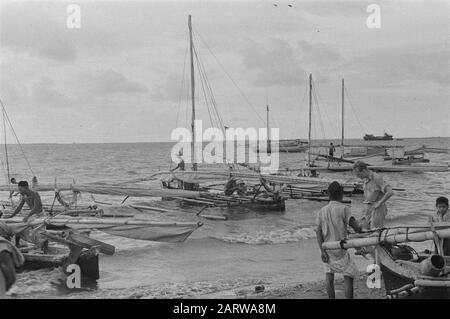 Visite Du Ministre Romme En Grande-Orient [Makassar, Menado, Ambon, Flores, Surabaya] Plage Avec Bateaux De Pêche Date: 1947 Lieu: Indonésie, Pays-Bas Indes De L'Est Banque D'Images