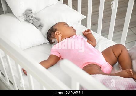 Petit Bebe Afro Americain Dormant Dans Le Lit Photo Stock Alamy