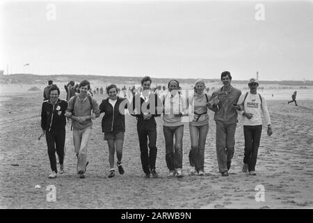 Plage six jours à compter du début, randonnée Date : 26 juillet 1982 lieu : Hoek van Holland mots clés : plages, randonneurs, six jours Banque D'Images