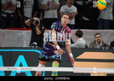 Pérouse, Italie, 29 janvier 2020, aleksandar atanasijevic (n . 14 en face de spiker monsieur sécurité conad pérouse) en service pendant Sir Sicoma Monini Pérouse vs Tours VB - Volleybal Champions League Men Championship - crédit: LPS/Loris Cerquiglini/Alay Live News Banque D'Images
