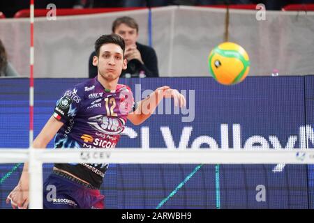 Pérouse, Italie, 29 janvier 2020, roberto russo (n . 12 centrale monsieur sécurité conad pérouse) en service pendant Sir Sicoma Monini Pérouse vs Tours VB - Volleybal Champions League Men Championship - crédit: LPS/Loris Cerquiglini/Alay Live News Banque D'Images